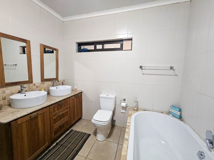 4 Bedroom Property for Sale in Mooivallei Park North West
